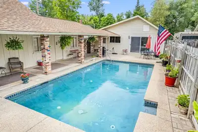 Image de Up North Fall Escape: Golf, Bonfires, Flannels & Crisp Northern Nights.