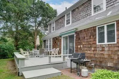 Image de 1 Mi to Marina! Hyannis Family Getaway w/ Deck