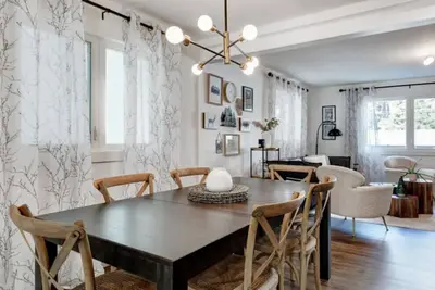 Image de Beautiful Half Duplex Located in South Canmore. \n\n