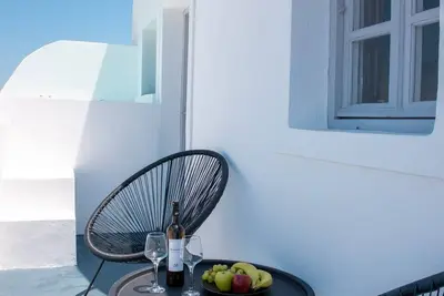 Image de Magical Santorini Villa | 1 Bedroom | Honeymoon Suite | Beautiful Sea Views & Outdoor Plunge Pool Jetted Tub | Finikia