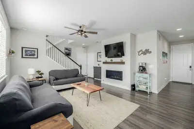 Image de Cozy Home with Fireplace, Hot Tub, and Game Room 15-20 mins to Downtown