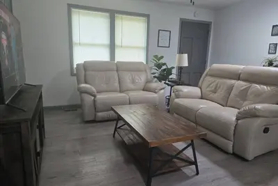 Image de Pet friendly home & yard with pond, near golf