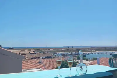 Image de Casa para férias, com vista mar e rio com um por de sol único.