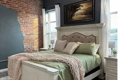 Image de Downtown Mena apartment with hot tub and open concept