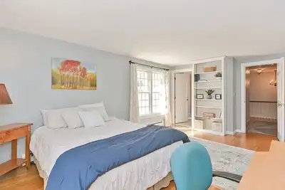 Image de Suburban Oasis just 1 hr from Providence, Cape & Islands, and Boston