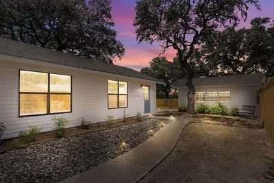 Image de The Oak Haus ~ Tx Hill Country escape with hot tub and game room!