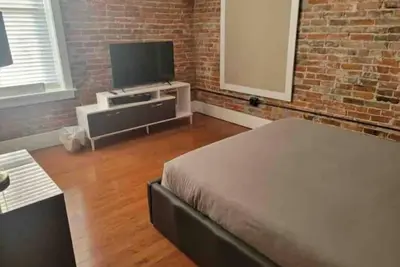 Image de Historic Downtown 2bd/1bth Apt w/Free parking