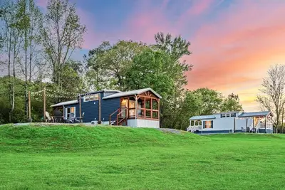 Image de 8 All Decked Out Cabin w/Firepit + Boat Parking Mins to Boat Ramps