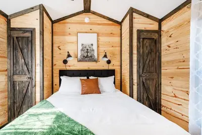 Image de Log Cabin Tiny House Pet Friendly ~ Outdoor Games & Firepit Minutes to Guntersville