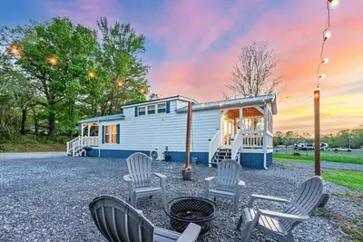 Image de Glamp in Tiny House w/Boat Parking + Private Firepit & Minutes to Boat Launches