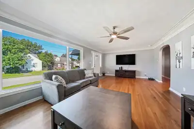 Image de Charming Erie Home ~ 2 Mi to Downtown Delights!