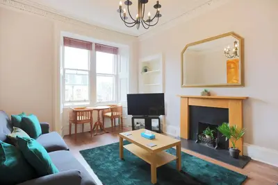 Image de beautifully appointed 2-bedroom, 2-bathroom apartment nestled on the 3rd floor. Sleeps 4.