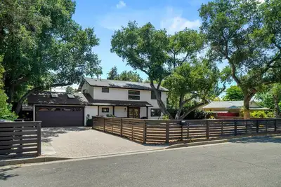 Image de Modern Ojai Farmhouse: 3-Br Haven with Pool, Mountain Views & Beach Access!