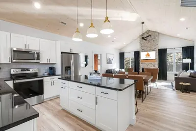 Image de Fireside Retreat 🌲 Fire Pit  🔥  Hot Tub 💦 Lake Taneycomo Access