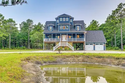 Image de Expansive Georgetown Home w/ Decks & Fire Pit!