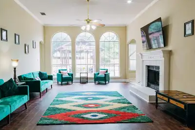 Image de Experience the charm of Ukrainian-inspired home in the heart of Pflugerville.