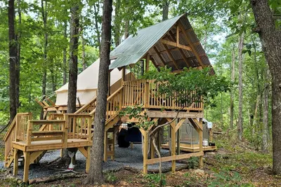 Image de Mountain Bell tent Tree house providing views of surrounding mountains and lake.