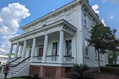 Image de Beautifully Restored Modern Flair Greek Revival Estate in Downtown Wilmington