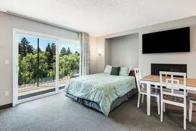 Image de Riverfront Studio With Spectacular River View. Pool Access. WiFi.