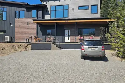 Image de Newly built Fernie Alpine Retreat -  beautiful mountain views off private deck.