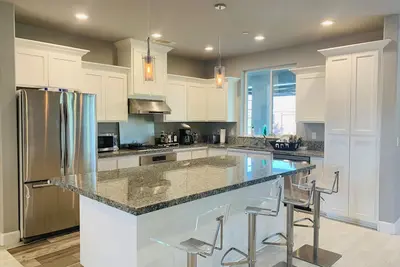 Image de Modern family home in a quiet neighborhood near Bethel! 4 bedrooms and 3 baths!