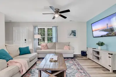 2 houses_1 mile to UNCW_4 miles to beach_Grill_Patio_Pet friendly_Parking