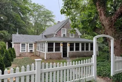 Image de 1850 Orleans Antique Home with path to Arey’s Pond