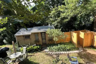 Image de Antique Cottage with King Bed, Kitchen, Bath, Private Yard & Path to Arey's Pond