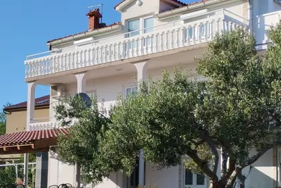 Image de Appartement d'une chambre avec la terrasse et la vue sur le mer Lopar, Rab (A-19896-f)