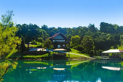 Image de Lakefront cabin with views, boat ramp, dock, hot tub, & free attraction tickets