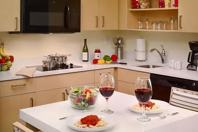 Image de Indulge in Home Like Comfort 2 Comfortable Units, Full Kitchen, Pets Allowed