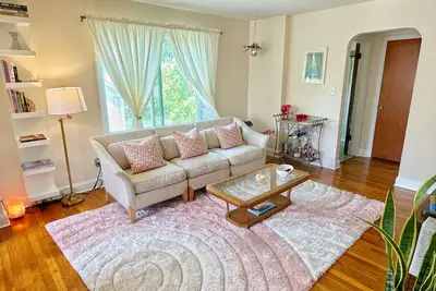 Image de Cozy, Private-Entry Loft Located within Walking Distance to Everything!