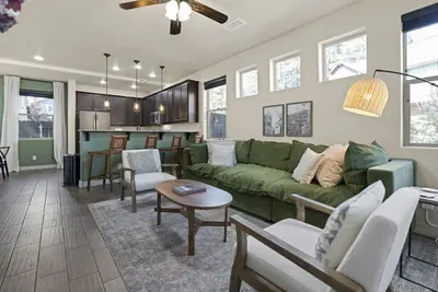 Image de *Stylish*A/C* Swings*Fully Fenced Yard*