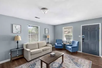 Image de 5 Mins from Uptown & Near Airport- Norwood Nest