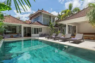 Image de 700m beach, 3 Bedr, 10m Pool, Jacuzzy, Pool Table! !