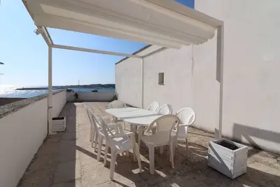 Image de Casa Vacances « Casa Vacanza Giulia Otranto » avec vue mer, terrasse privée et climatisation