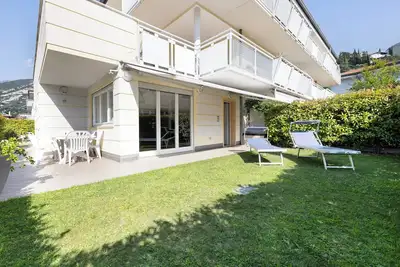 Image de Appartement 'Appartamento Sole Torbole' avec vue sur montagne, terrasse privée et climatisation