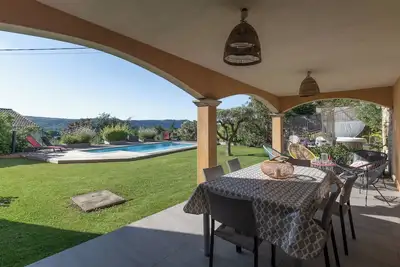 Image de Maison de vacances \"Coeur d'Ardèche, Spacieux et Agréable\" vue dégagée, piscine privée et jacuzzi