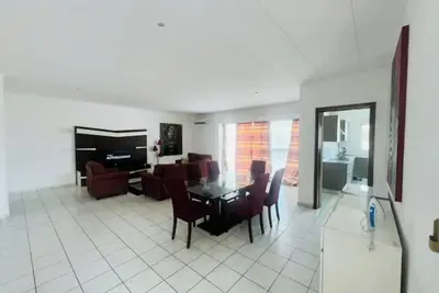 Image de wharf deux chambres avec piscine