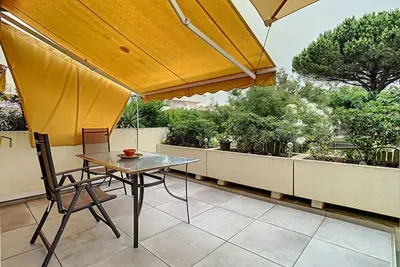 Studio lumineux avec terrasse, climatisé, proche port & plage, parking privé