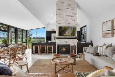 Image de The Lodge - Historic Getaway in a Prime Destination