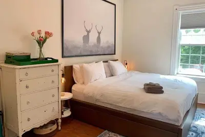 Image de Pet-Friendly Space, King bed, Office