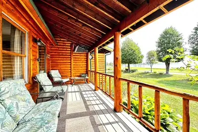 Image de 45' Crooked Lake Frontage + Dog Friendly