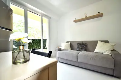 Image de Grand studio moderne et confortable