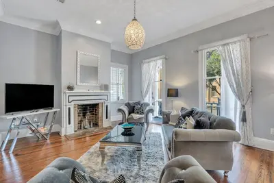 Image de Beautiful Victorian Home on Broughton Street w/ Parking by Lucky Savannah