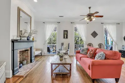 Image de Victorian Home on Broughton Street w/ Parking by Lucky Savannah