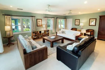 Image de Pease Bay Manor is a secluded villa on a private beach - call Cayman Villas