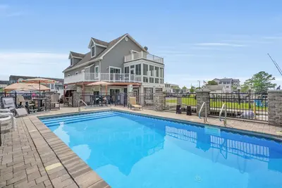 Image de Waterfront Oasis 2 miles to Bethany Beach! Private Pool and Boat Dock.