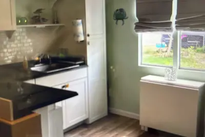 Image de Cozy little cottage a mile away from beautiful hobe sound beach. \nFenced yard. \n