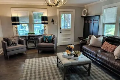 Image de Cabin Near Ski & Wineries. Mountain & meadow views, large lawn & your own creek!